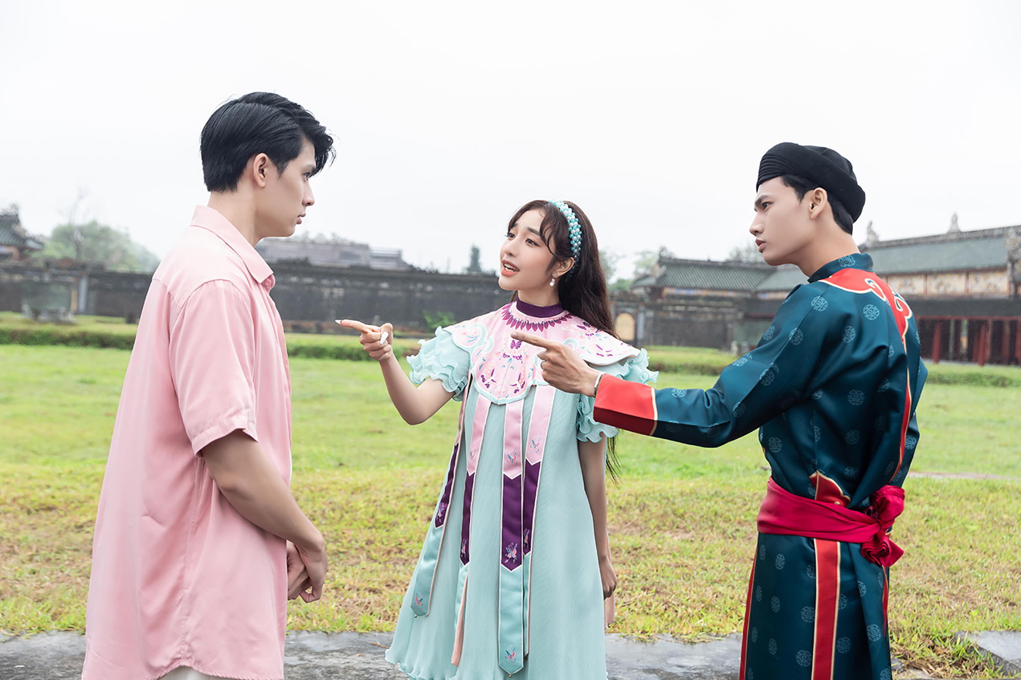 Cặp đôi Gen Z - Hoàng Duyên và Negav “rap giao duyên” trong MV Em Sẽ Báo Công An