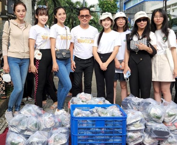Miss Teen Nguyệt Minh tặng cơm chay cùng nhóm thiện nguyện Thần Tượng