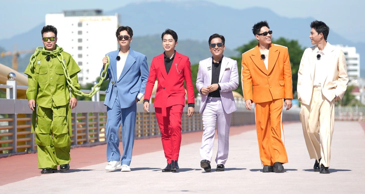 Dương Lâm “cưỡng hôn” HIEUTHUHAI trong show 2 Ngày 1 Đêm 