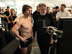 Tom Cruise phát minh ngôn ngữ dưới đáy biển