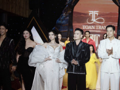 Trương Quỳnh Anh đẹp như nữ thần trên sàn diễn