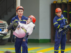 Chiến Sĩ Quả Cảm tái hiện chữa cháy chung cư Carina xúc động