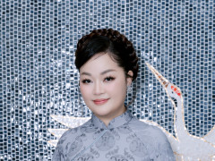 Hoàng Thanh Nga tỏa sắc giữa không gian chùa cổ