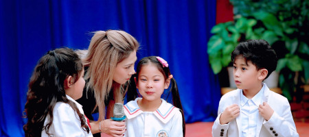 Thanh Thảo dẫn con gái về nước đi làm từ thiện  