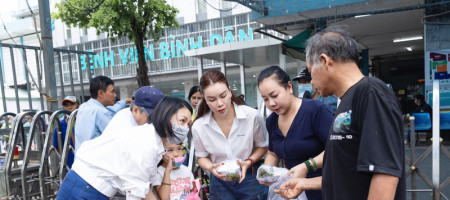 Trà Ngọc Hằng dắt con gái đi làm thiện nguyện