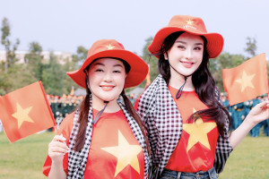 Hoa hậu Hoàng Thanh Nga, ca sĩ Lâm Khánh Chi, Trương Quỳnh Anh tham gia tiếp sức