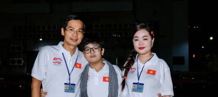 Hoa hậu Hoàng Thanh Nga tiếp sức chiến sĩ diễu binh