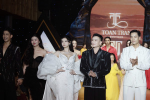 Trương Quỳnh Anh đẹp như nữ thần trên sàn diễn