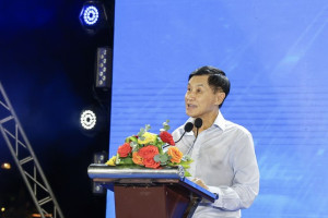 Ông Johnathan Hạnh Nguyễn hỗ trợ 1.050 học sinh