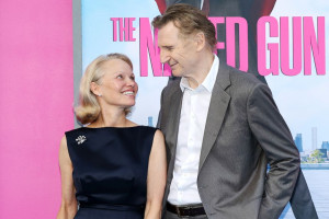 Họng Súng Vô Hình:Liam Neeson, Pamela Anderson lột xác bất ngờ