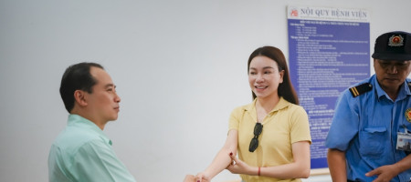 Hội Thiện Nguyện của Trà Ngọc Hằng trao quà cho bệnh nhân An Bình