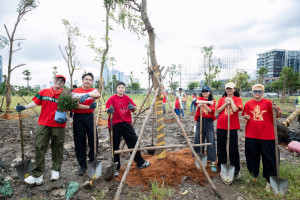 Hương Giang, Huỳnh Lập trồng cây cùng dự án “Thành phố nở hoa”