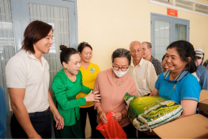 Việt Hương - Hoài Phương trao yêu thương mùa Vu Lan