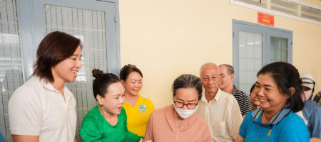 Việt Hương - Hoài Phương trao yêu thương mùa Vu Lan
