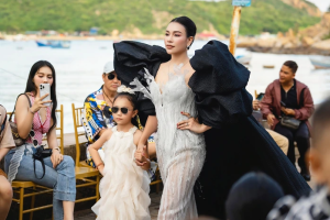 Trà Ngọc Hằng catwalk cùng con gái yêu