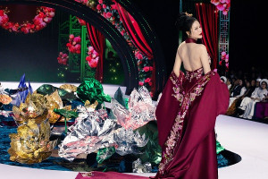 Lý Nhã Kỳ thăng hoa phong cách trên thảm đỏ