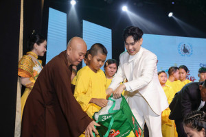 Nguyên Vũ bảnh bao dự chương trình Vì Nụ Cười