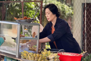 Nghệ sĩ Trịnh Kim Chi gây chú ý với hai vai mới