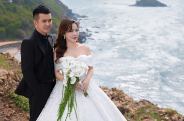 Hùng Thuận tung ảnh cưới lãng mạn bên vợ mới