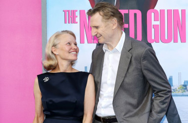 Họng Súng Vô Hình:Liam Neeson, Pamela Anderson lột xác bất ngờ