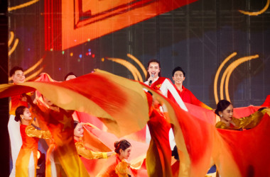 Hồ Ngọc Hà hát ca khúc mới đầy tự hào