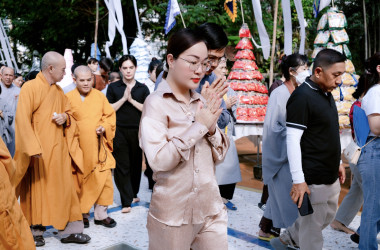 Hoa hậu Hoàng Thanh Nga dự lễ kỳ siêu tưởng niệm