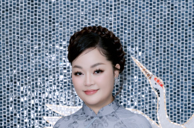 Hoàng Thanh Nga tỏa sắc giữa không gian chùa cổ