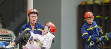Chiến Sĩ Quả Cảm tái hiện chữa cháy chung cư Carina xúc động